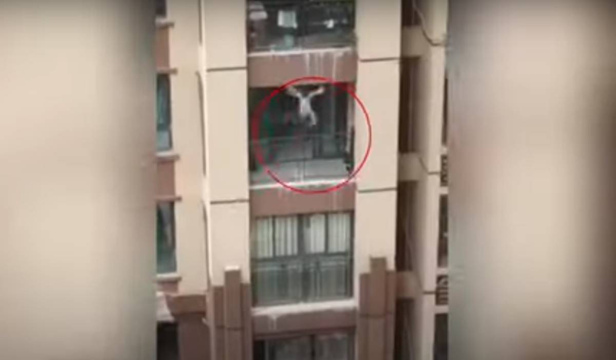 VIDEO Trogodišnjak u Kini pao sa 6. kata, prolaznici razvukli deku